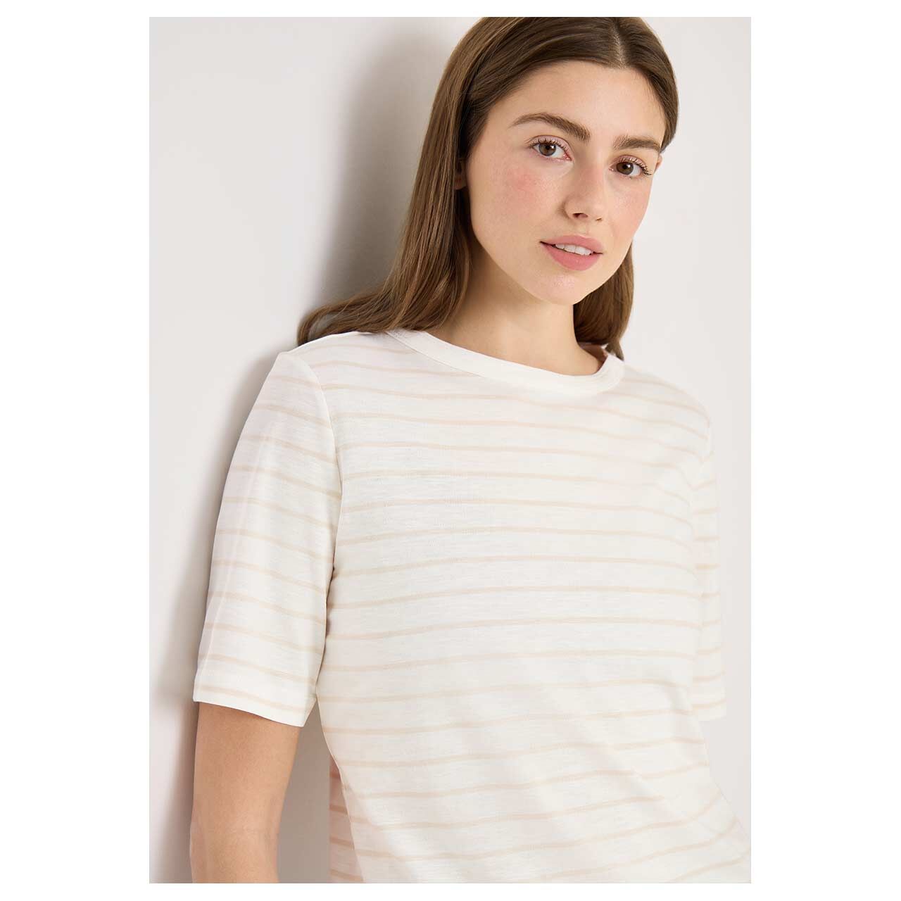 Damen T-Shirt Striped Slubyarn von Cecil in Cremeweiß gestreift, detaillierte Vorderansicht am Model