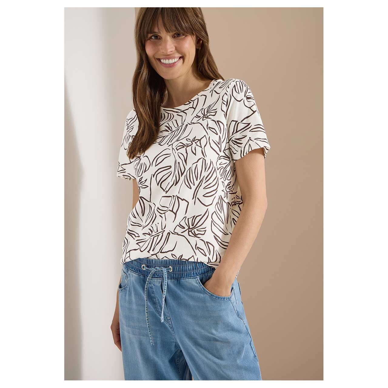 Damen T-Shirt Outline Basic von Cecil in Cremeweiß mit Print, Vorderansicht am Model
