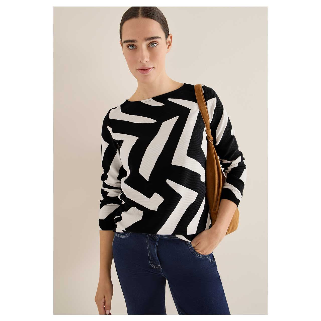 Damen Langarm Shirt Big Print Ottoman von Cecil in Greige mit Print, detaillierte Ansicht am Model