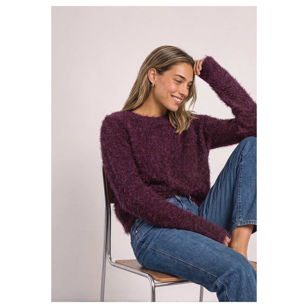 Damen Pullover Rounded Neck Fringe von Street One in Lila, Vorderansicht am sitzenden Model