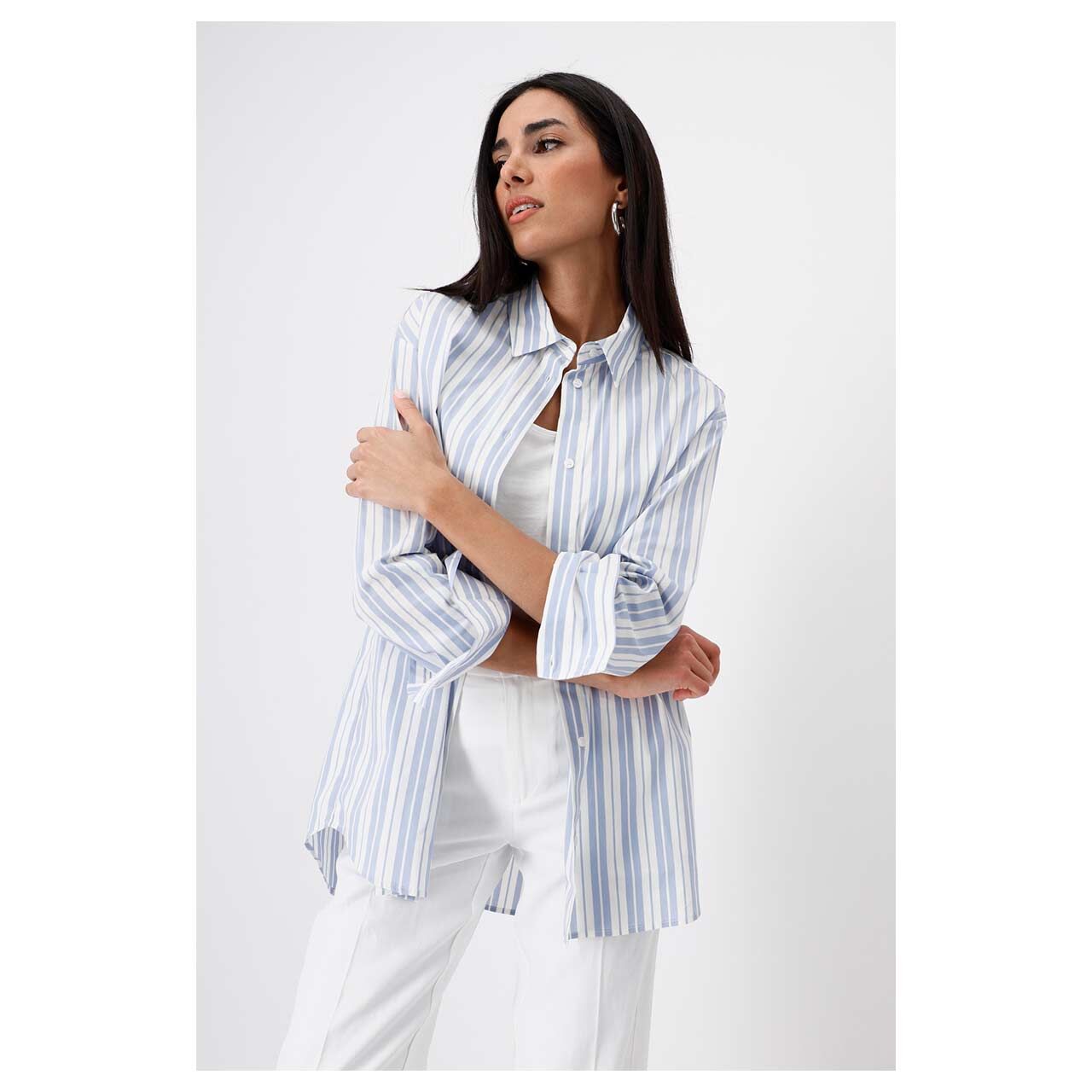 Damen Langarm Bluse von Monari in Hellblau gestreift, Vorderansicht am Model