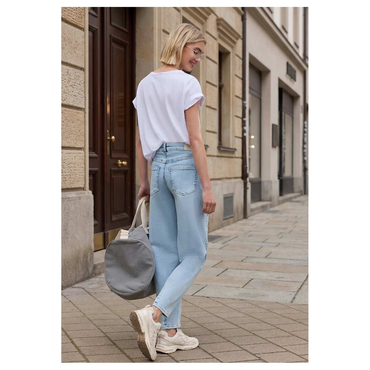 Damen Ankle Jeans Barrel von Street One Studio in Hellblau angewaschen, Rückansicht am Model