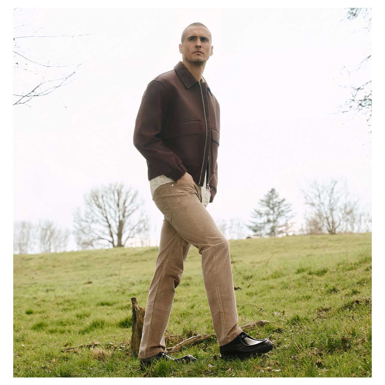 Herren Cordhose Arne von MAC in Beige, Ganzkörperansicht am Model