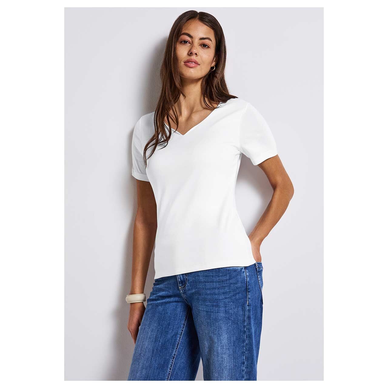 Damen T-Shirt Heart Neckline von Street One in Weiß, Vorderansicht am Model