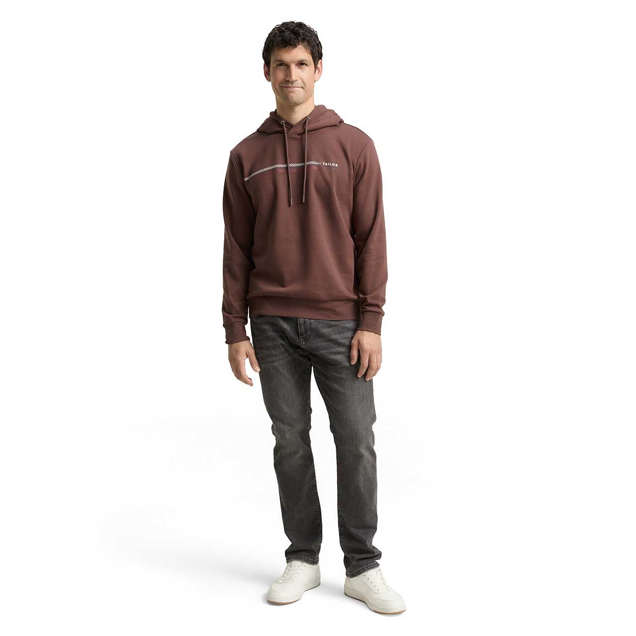 Herren Hoodie Sweatshirt von Tom Tailor in Braun mit Print, Ganzkörperaufnahme vom Model