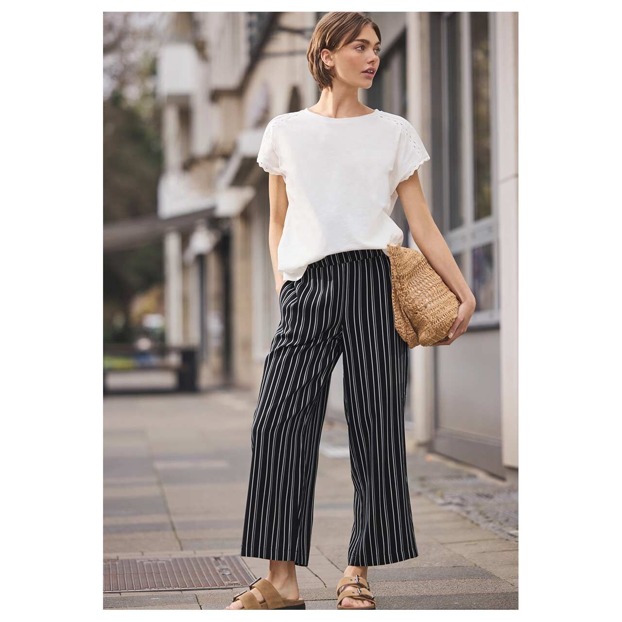 Damen Ankle Hose Wide Leg von Street One Studio in Schwarz gestreift, Ganzkörperansicht am Model