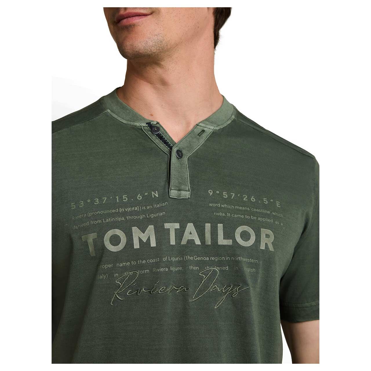 Herren T-Shirt Henley von Tom Tailor in Dunkelgrün mit Print, detaillierte Vorderansicht am Model