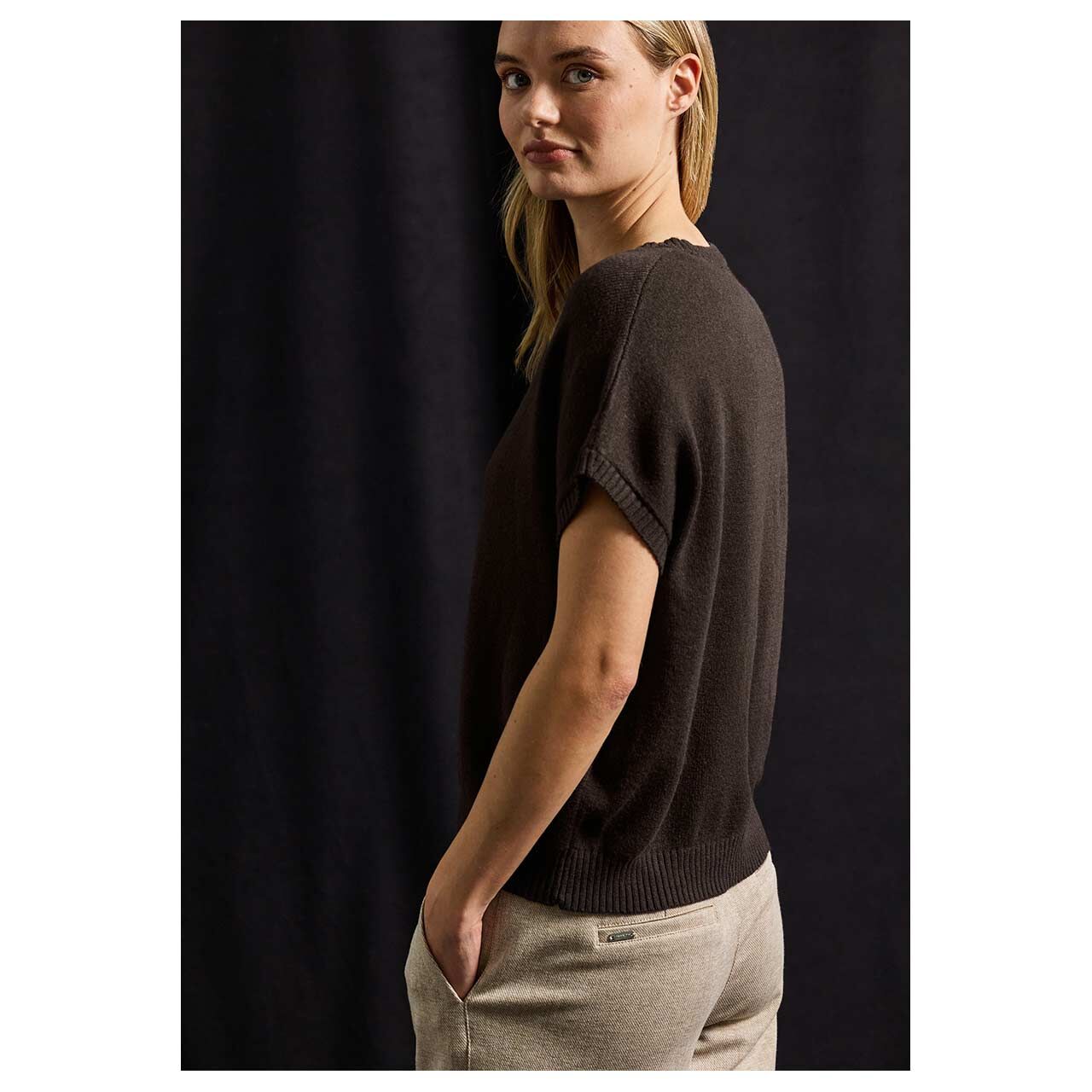 Damen Kurzarm Pullover von Street One in Dunkelbraun, Rückansicht am Model