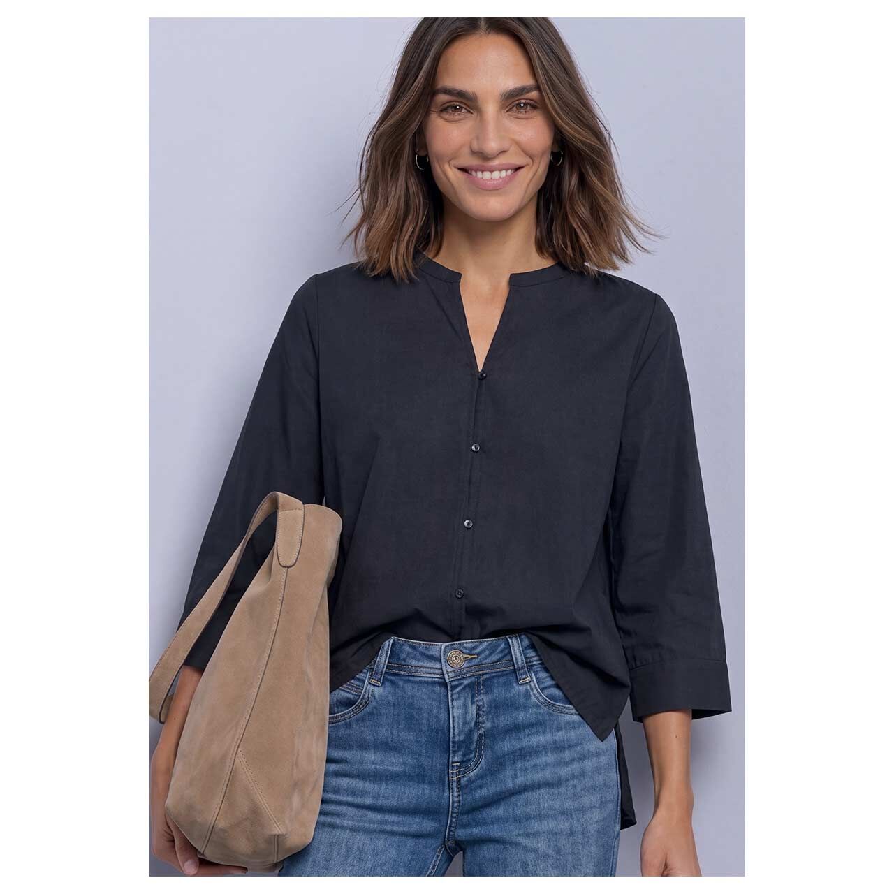 Damen 3/4 Arm Bluse Splitneck Button Detail von Street One in Dunkelblau, Vorderansicht am Model