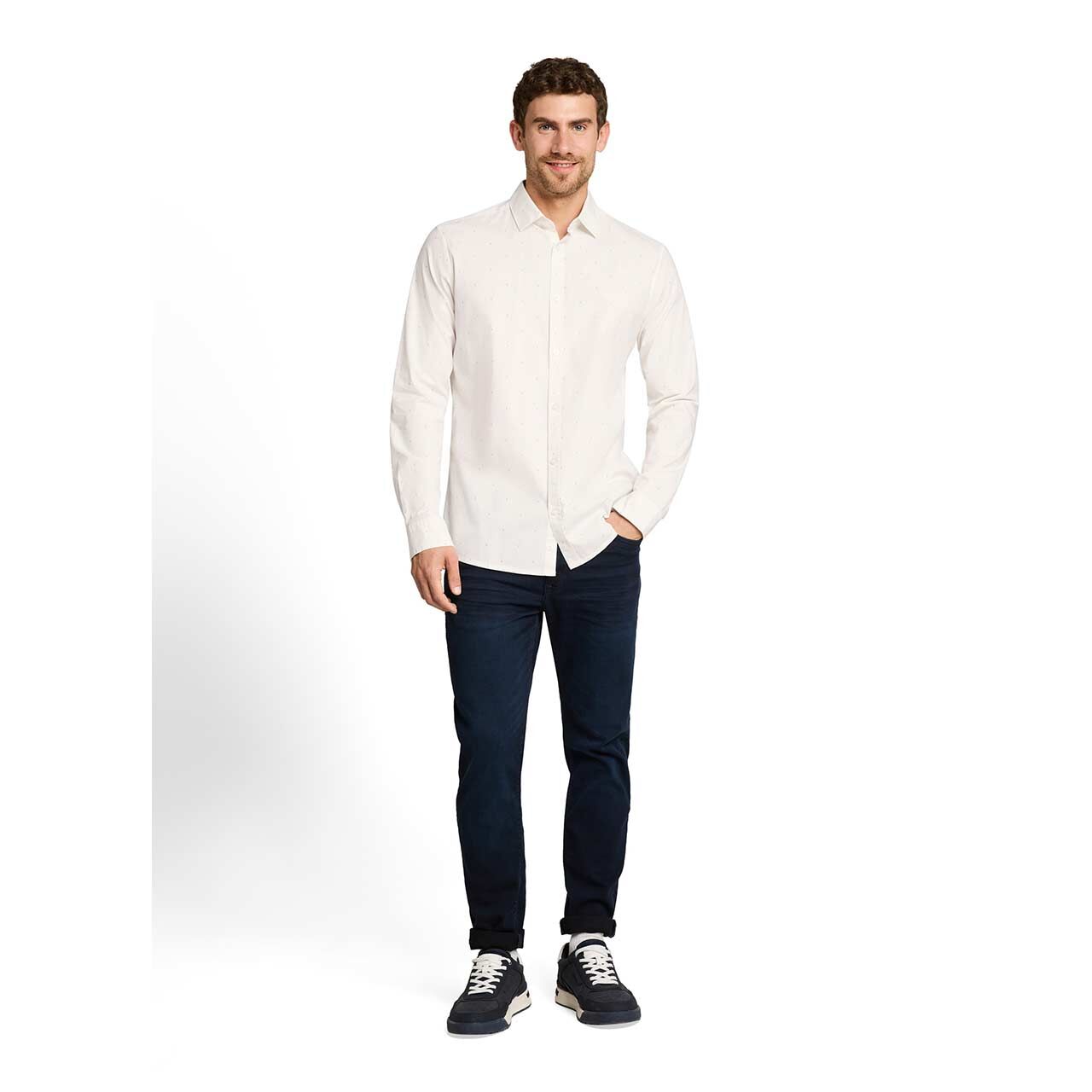 Herren Langarm Hemd von Tom Tailor in Weiß mit Print, Ganzkörperansicht Model