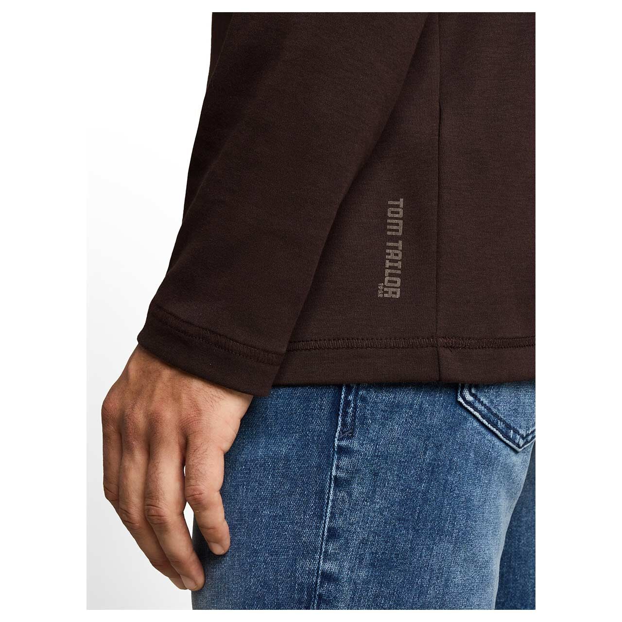 Herren Rollkragen Langarm Shirt Turtleneck von Tom Tailor in Dunkelbraun mit Print, Detailansicht am Model von der Seite