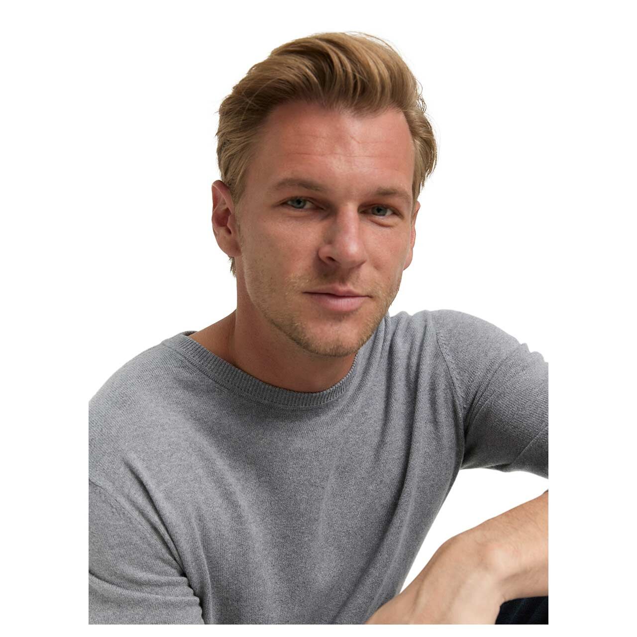 Herren Pullover Cashmere Crewneck Knit von Tom Tailor in Grau meliert, Detailansicht am Model