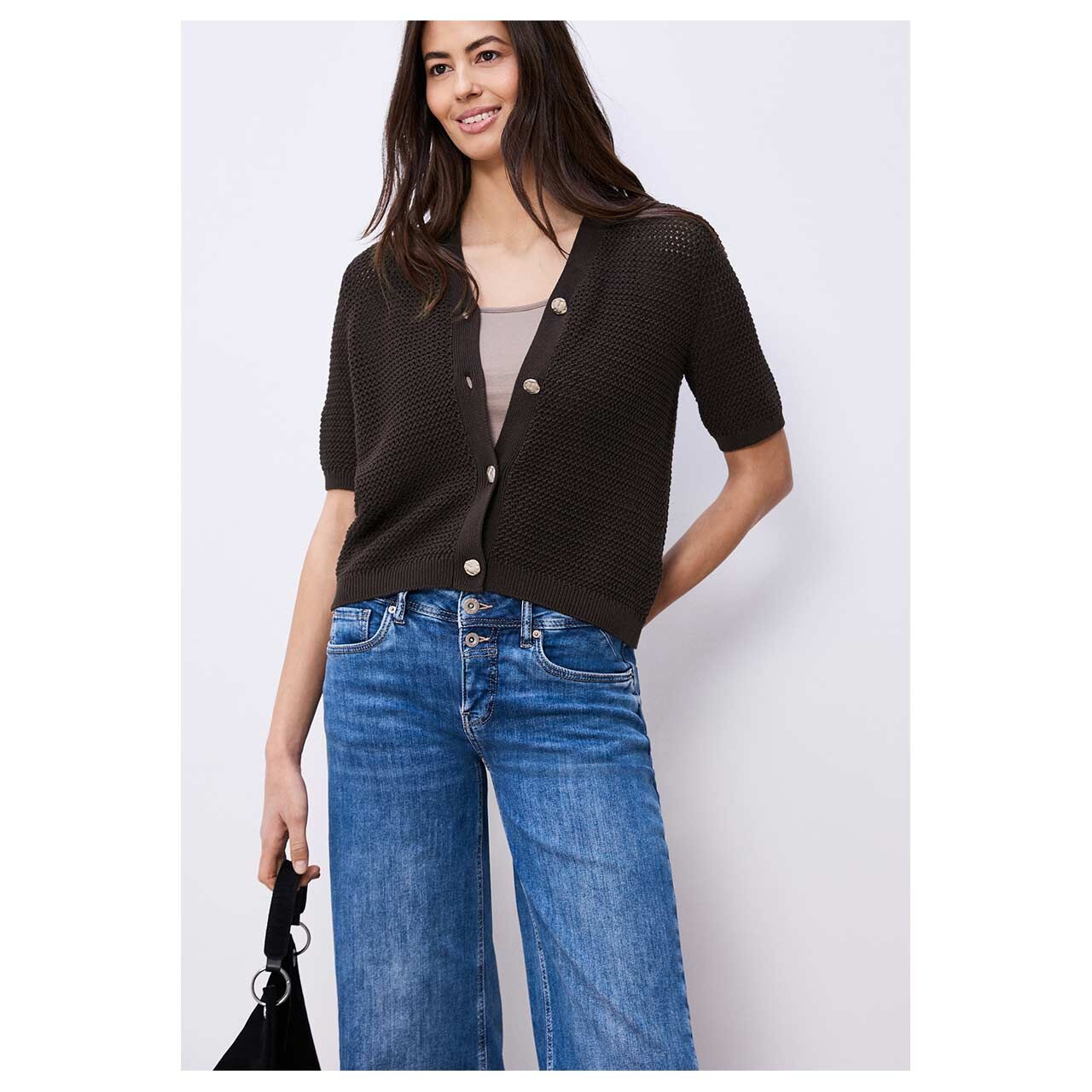 Damen Kurzarm Strickjacke V-Neck Cardigan von Street One in Dunkelbraun, detaillierte Vorderansicht am Model