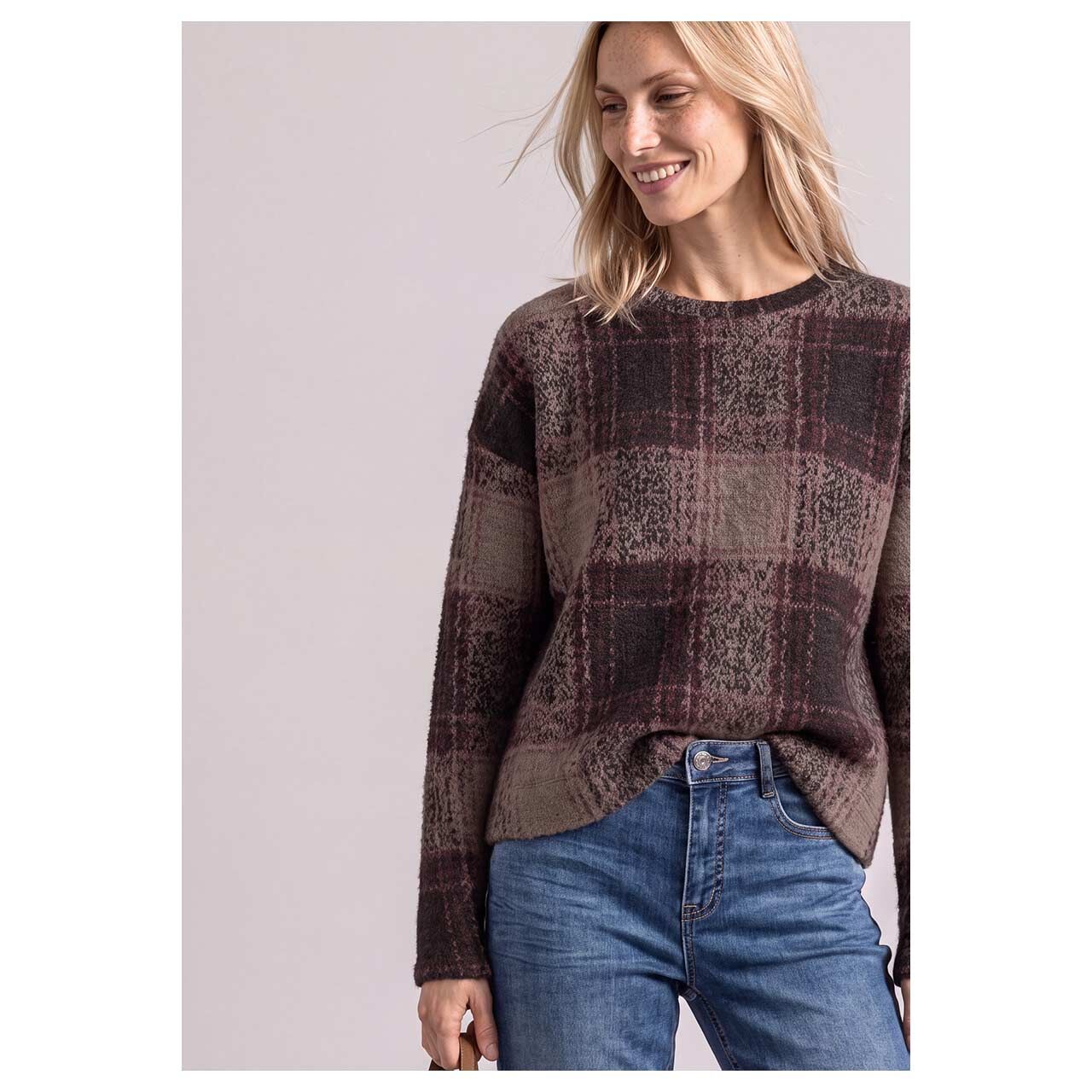 Damen Pullover Soft Multicolor Check Style von Street One in Dunkelbraun kariert, Vorderansicht am Model