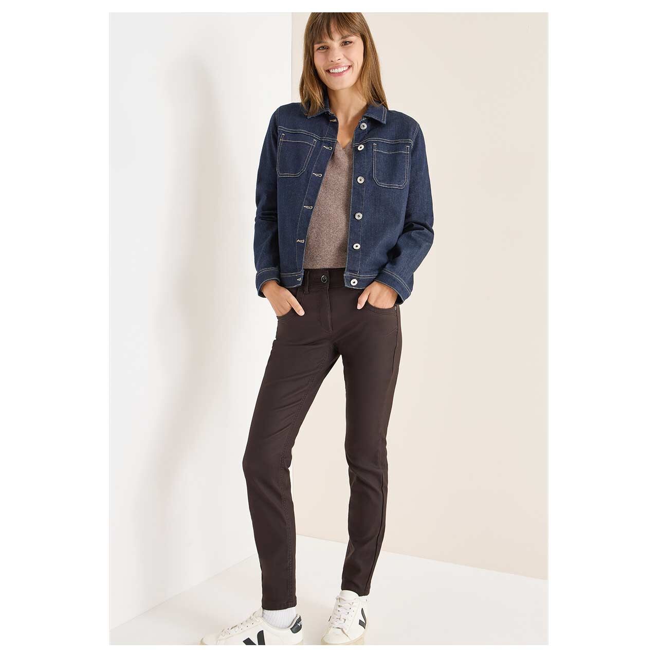 Damenjeans Toronto von Cecil in Dunkelbraun beschichtet, Ganzkörperansicht am Model