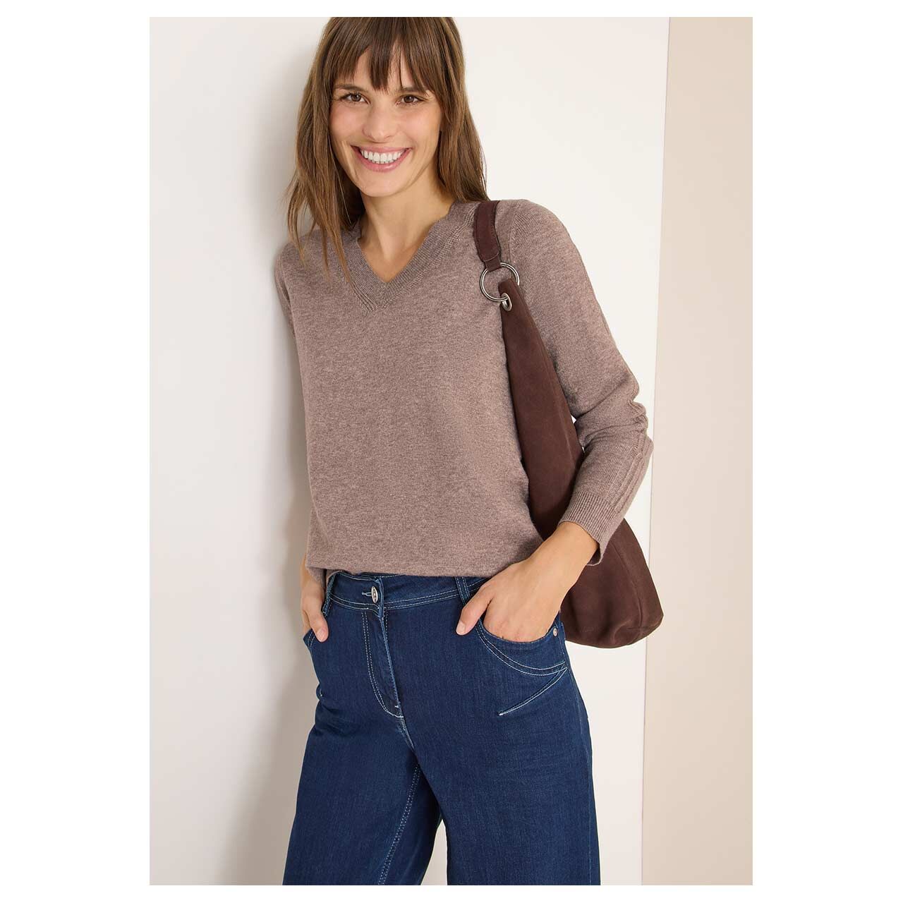 Damen Pullover Cosy Short V-Neck von Cecil in Braun meliert, detaillierte Vorderansicht am Model