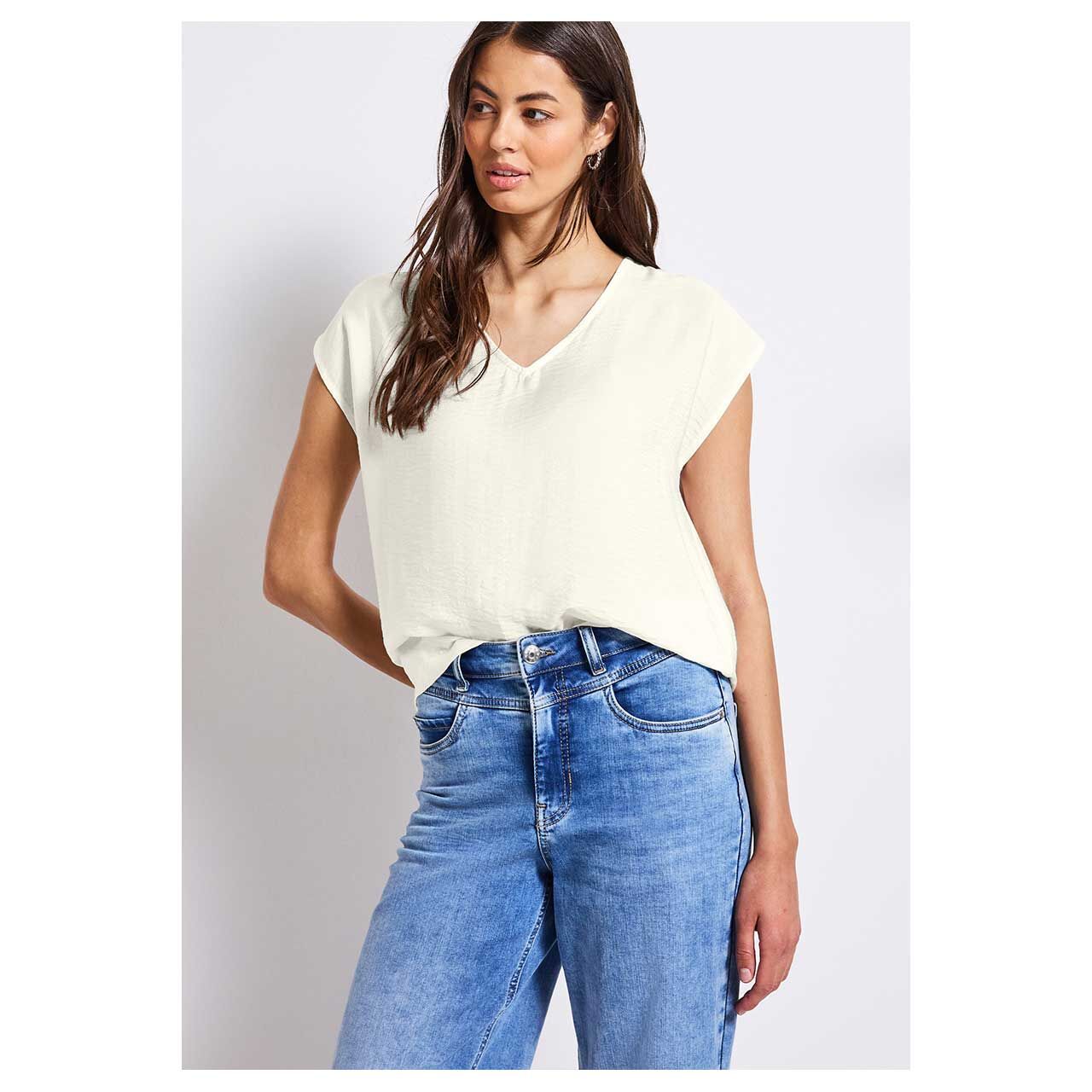 Damen Bluse V-Neck Dropped Shoulders von Street One in Cremeweiß, Ganzkörperansicht Outfit Modell