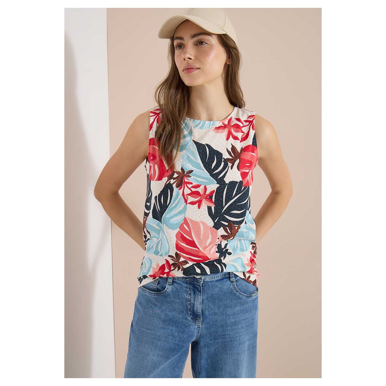 Damen Top Big Allover Print von Cecil in Hellbeige mit Print, detaillierte Vorderansicht am Model