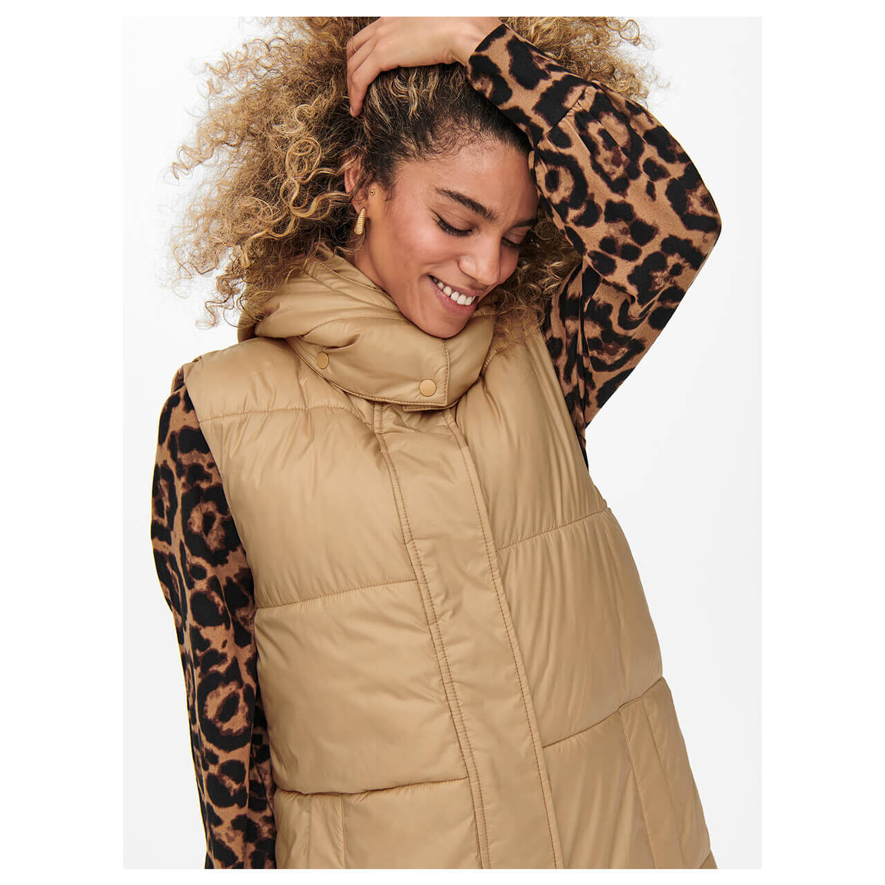 only-jacke-waistcoat-cuban-sand-238995-model Only Demy Padded Waistcoat Weste für Damen in Beige, FarbNr.: 238995