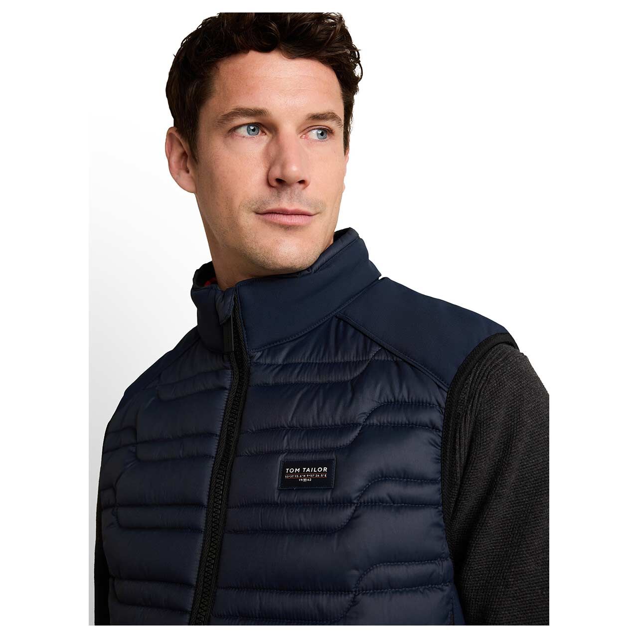 Herren Weste Hybrid Vest von Tom Tailor in Dunkelblau, Vorderansicht am Modell