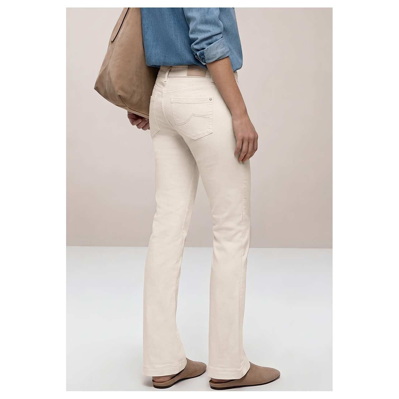 Damenjeans Bootcut von Street One in Cremeweiß, Rückansicht am Model