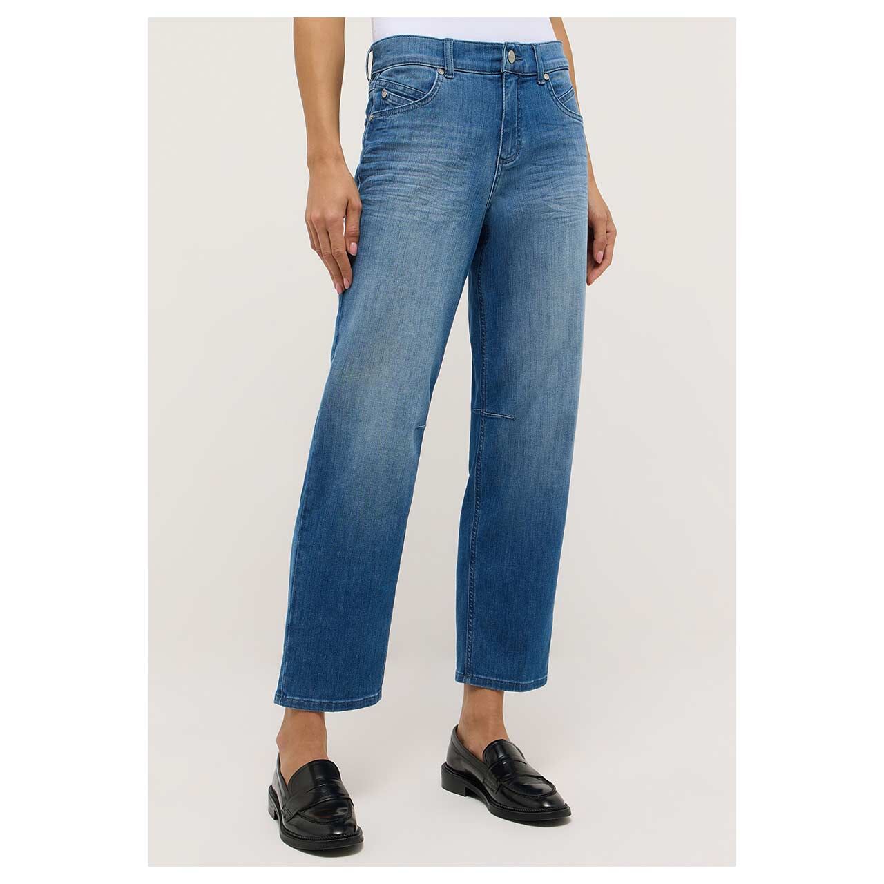 Damen Ankle Jeans Evy Barrel von Angels in Blau verwaschen, Vorderansicht am Model