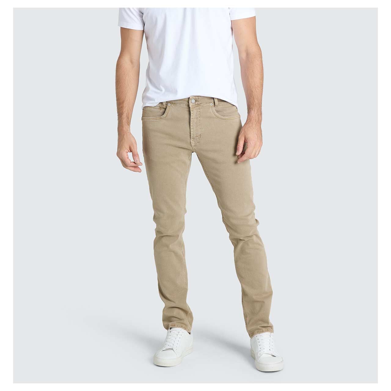 Stretch Herrenjeans Arne Pipe Driver von MAC in Beige angewaschen, Vorderansicht am Model