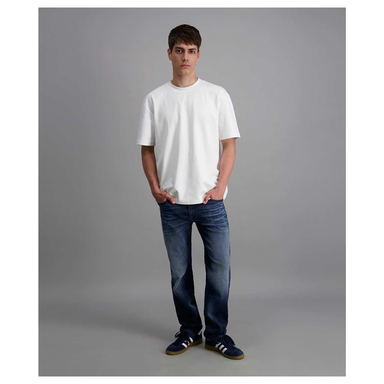 Herren Jeans Rando Megaflex von Pioneer in Dunkelblau angewaschen, Ganzkörperansicht am Model