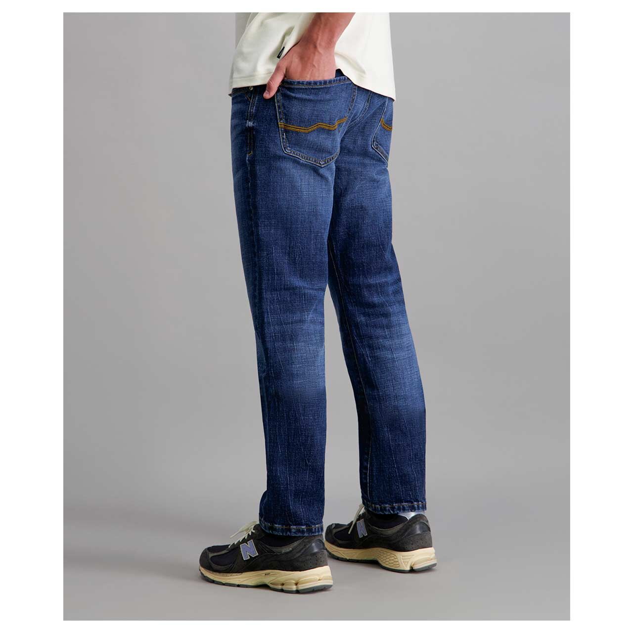 Stretch Herrenjeans Eric in Dunkelblau angewaschen von Pioneer, Rückansicht am Model