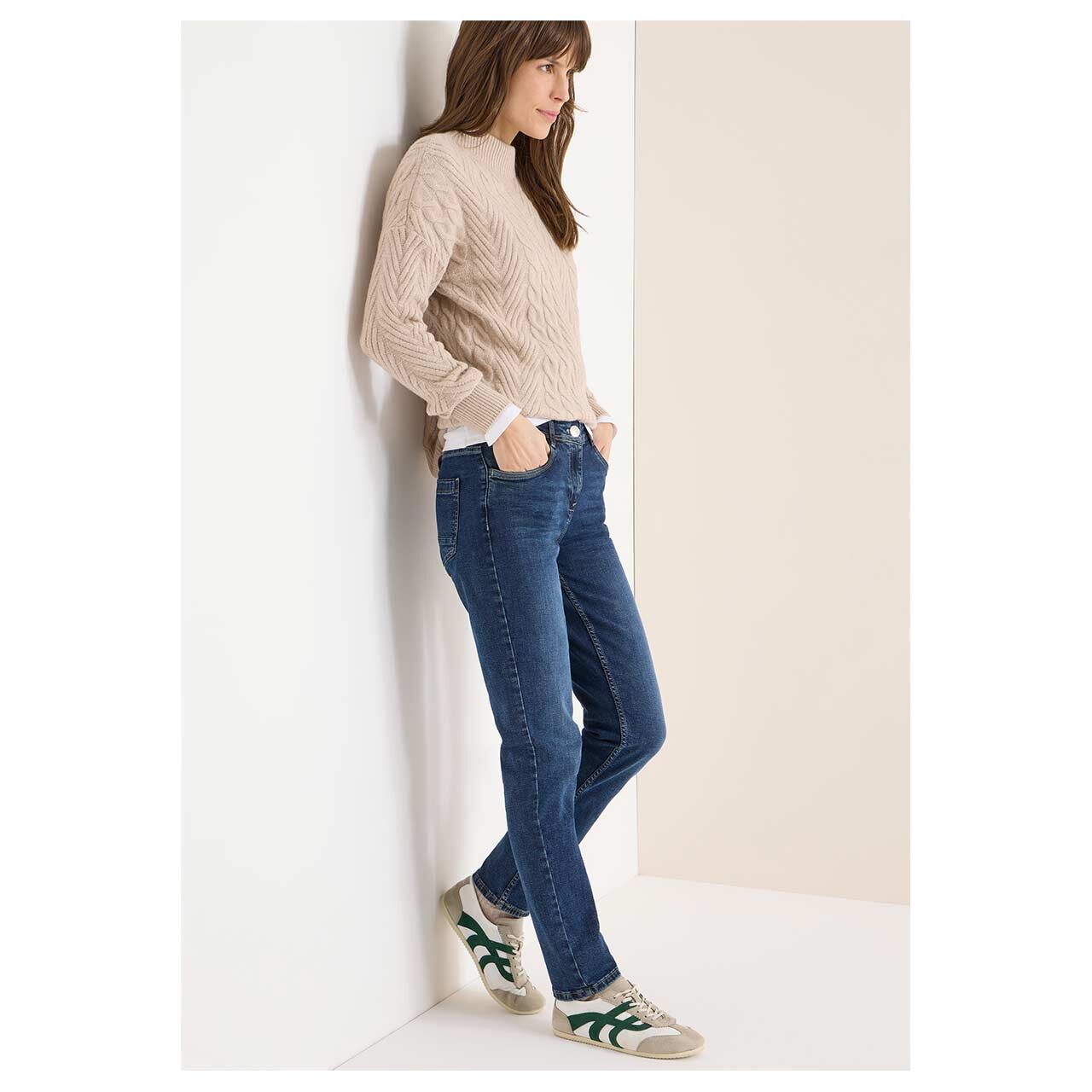 Damenjeans Vicky von Cecil in Blau angewaschen, Ganzkörperansicht am Model