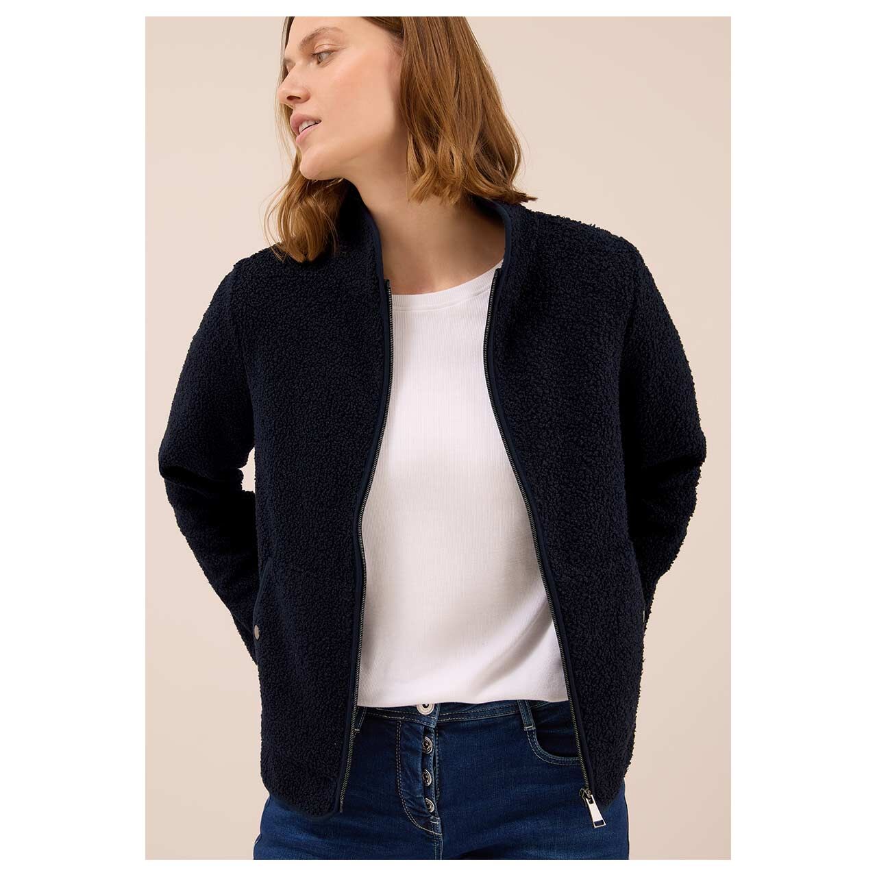 Damen Teddyjacke von Cecil in Dunkelblau, Vorderansicht am Model mit geöffneter Jacke