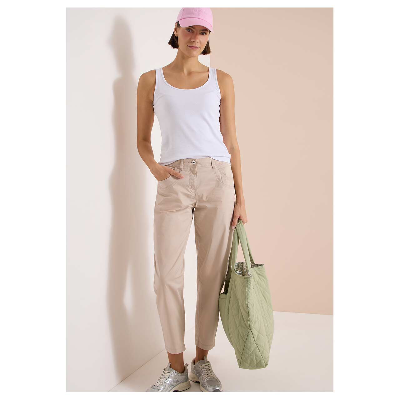 Damen Ankle Baumwollhose Scarlett Barrel von Cecil in der Hellbeige, Ganzkörperansicht am Model