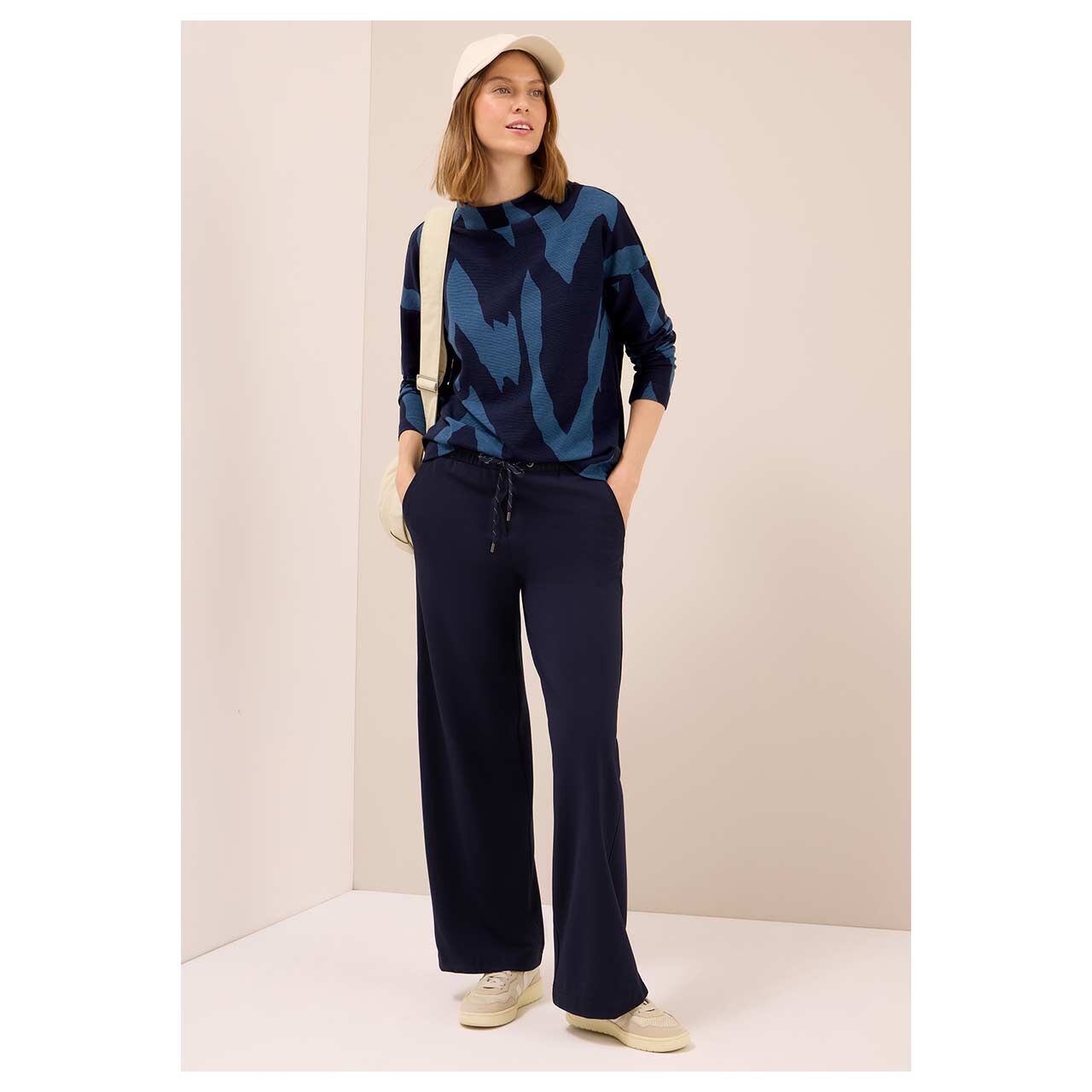 Damen Langarm Shirt Ottoman Funnel Neck von Cecil in Dunkelblau mit Print, Ganzkörperansicht am Model