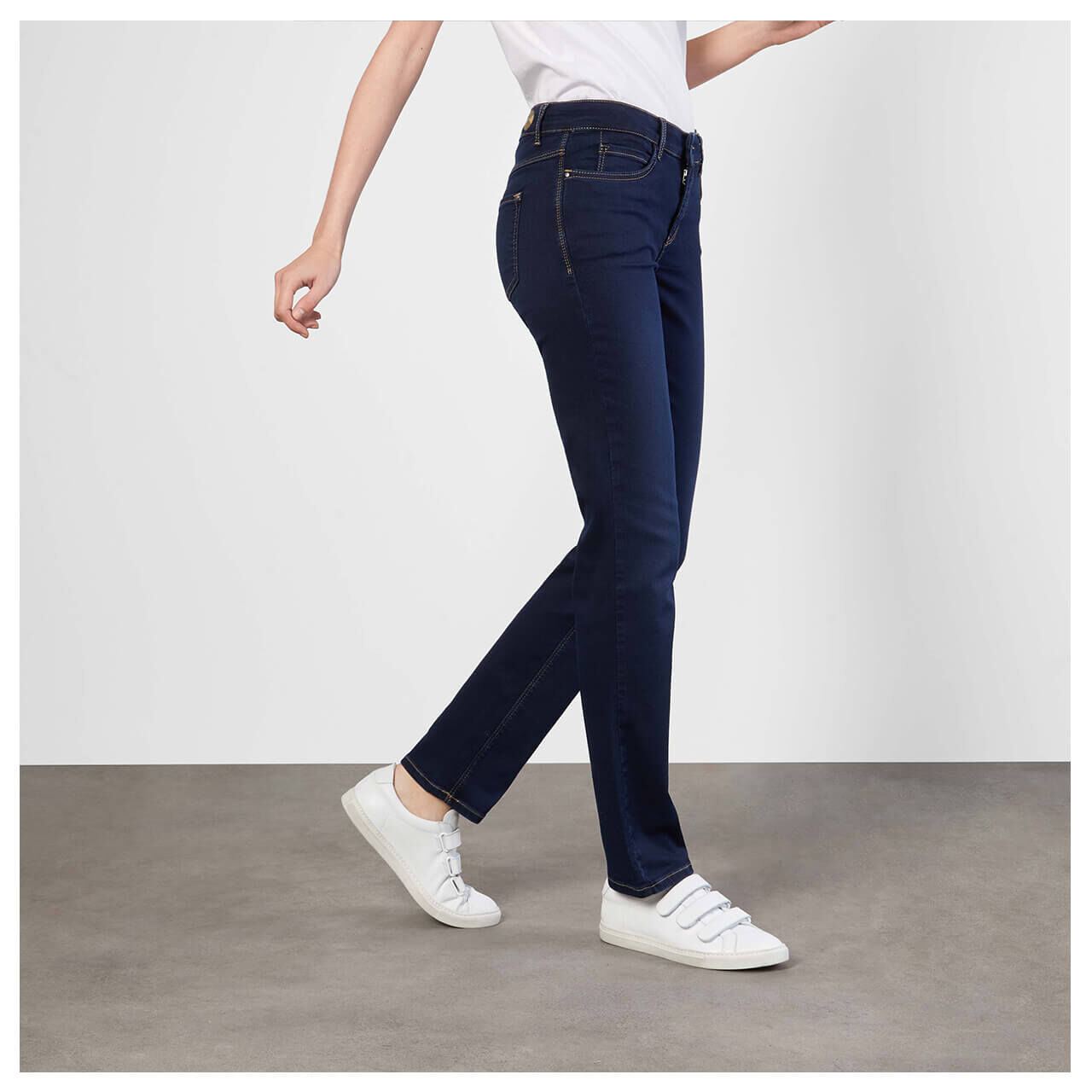 mac-dream-jeans-dark-washed-d826-model-vorne Stretch Damenjeans Dream von MAC in Dunkelblau, Seitenansicht am Modell