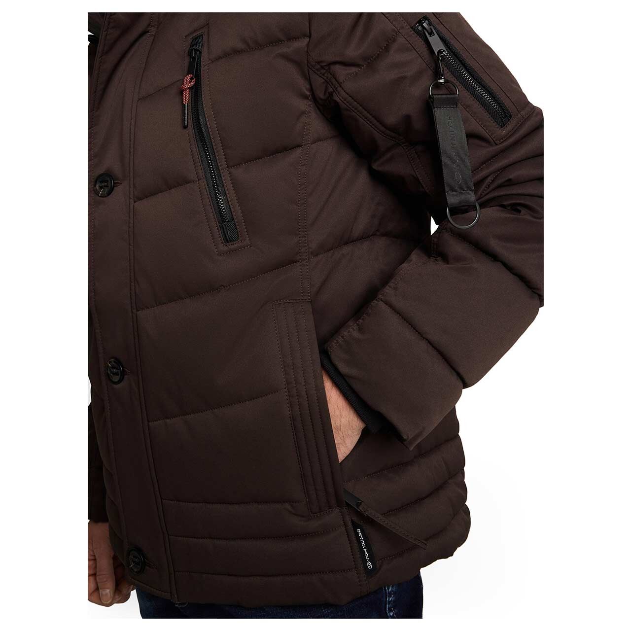 Herren Jacke Hooded Quilted Puffer Jacket von Tom Tailor in Dunkelbraun, Detailansicht am Model