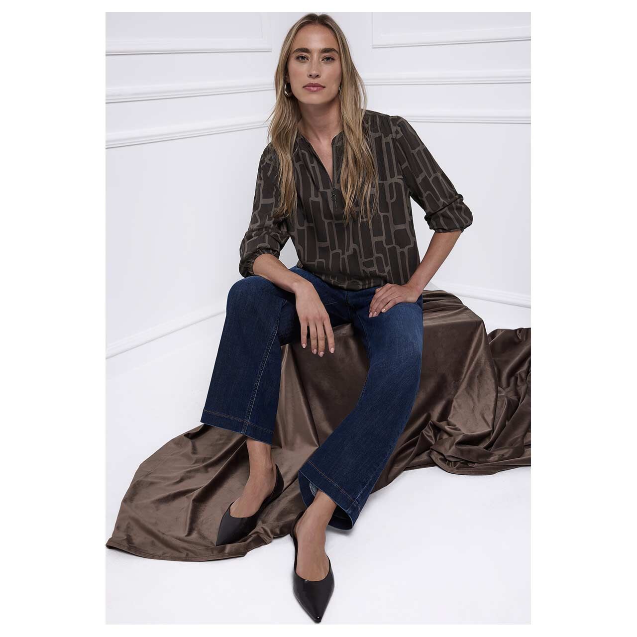 Damen Langarm Bluse Splitneck Tunic von Street One in Dunkelbraun mit Print, Ganzkörperansicht am sitzenden Model