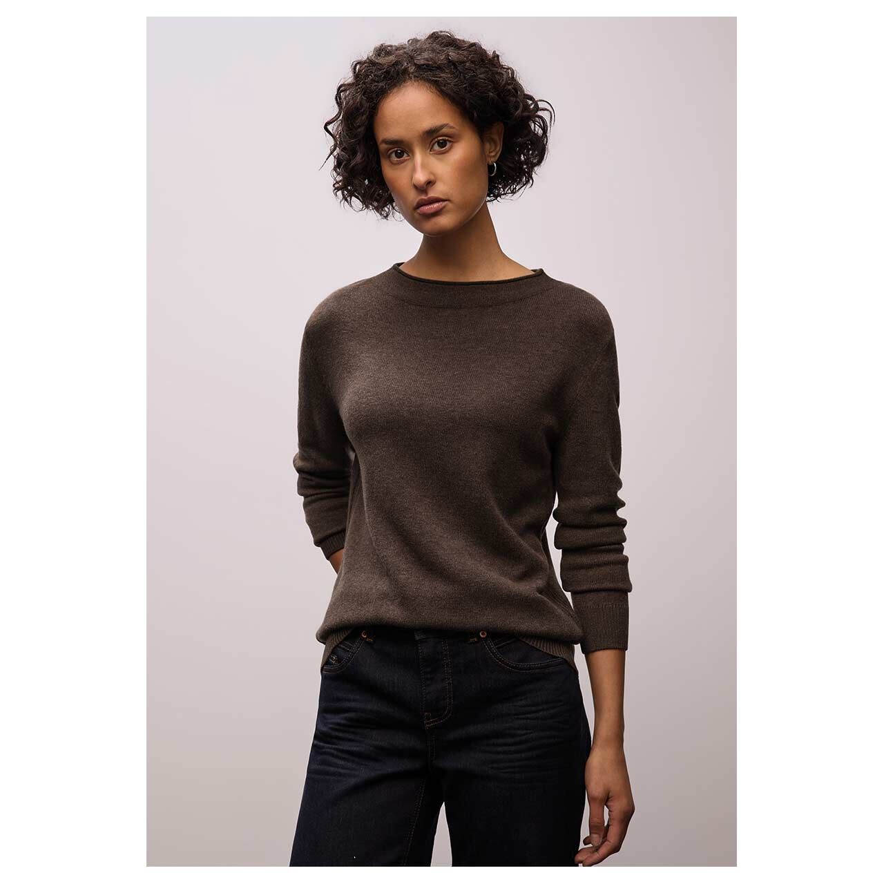 Damen Pullover Rolled Edge Collar von Street One in Dunkelbraun, detaillierte Vorderansicht am Model