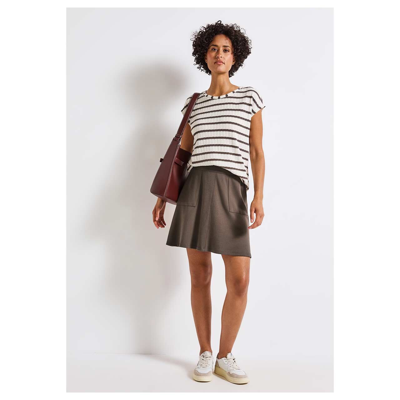 Damen Rock Lou von Street One in Braun mit der Farbnummer 16762, Ganzkörperansicht am Model