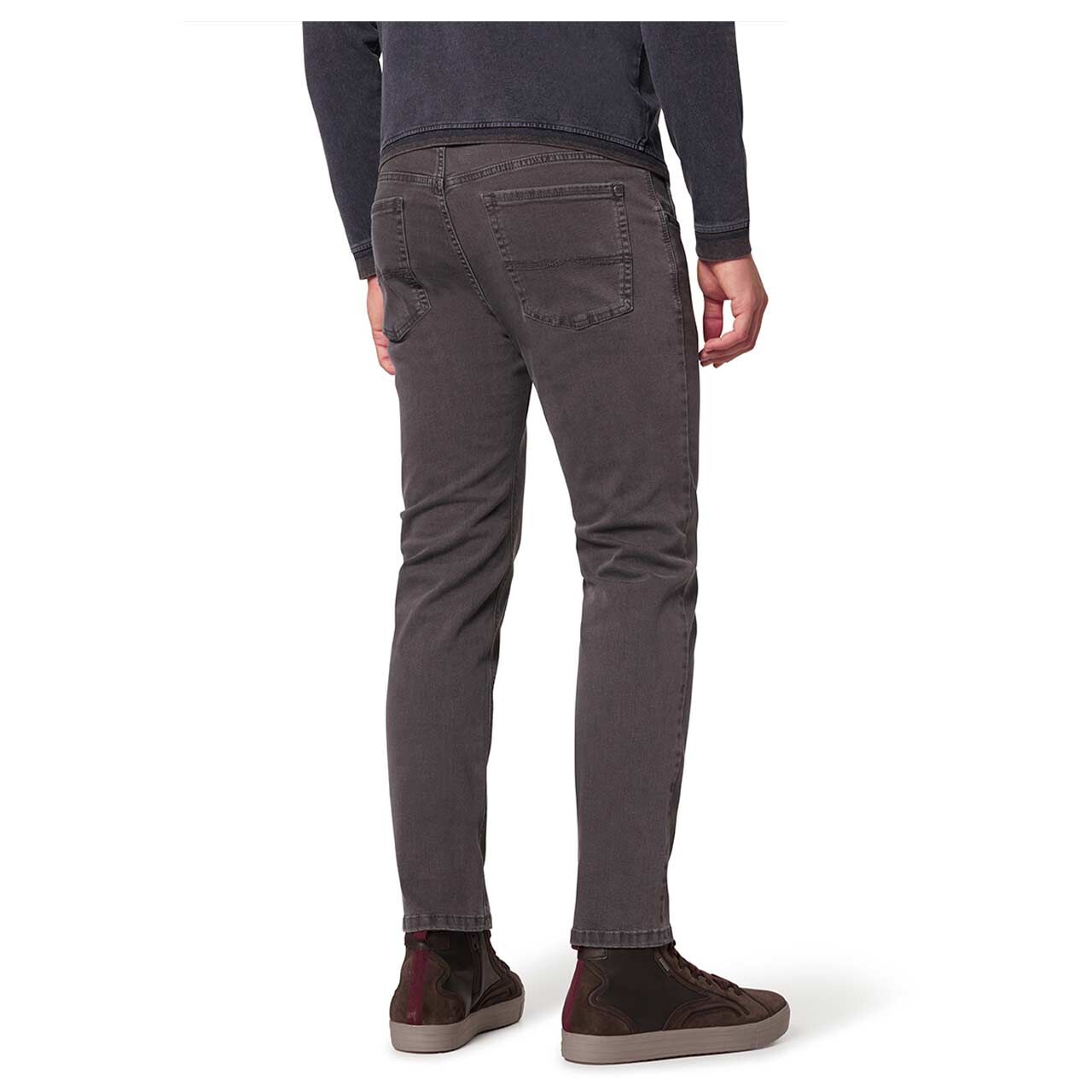 Herrenjeans Rando Megaflex von Pioneer in Dunkelgrau angewaschen, Rückansicht am Model