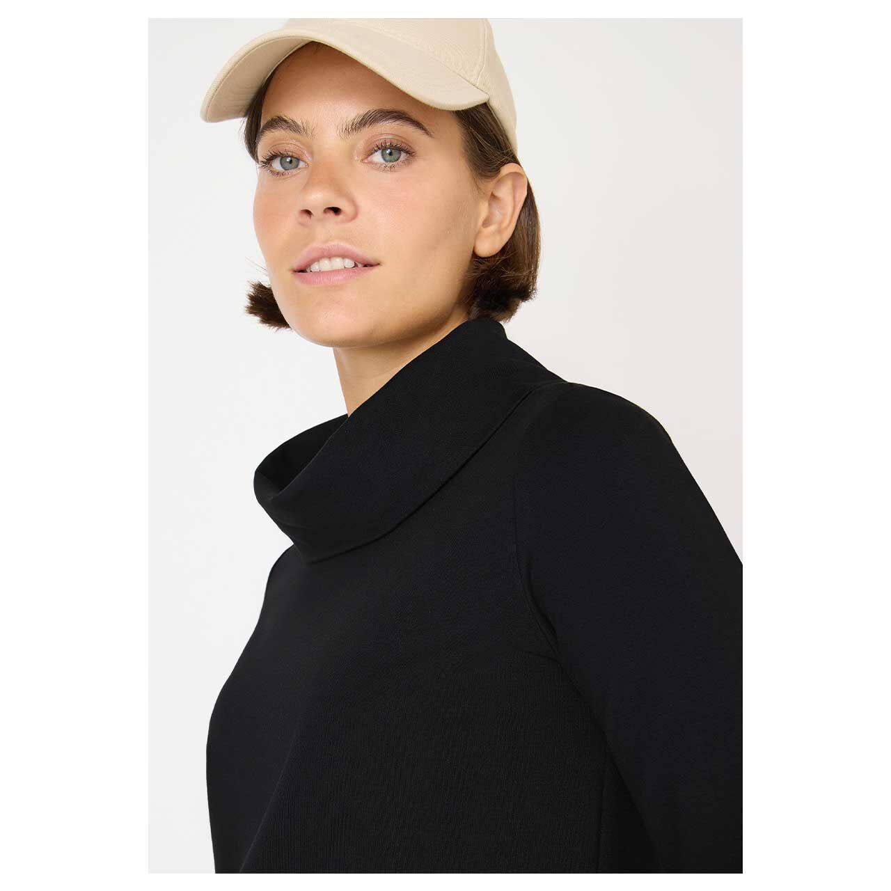 Damen Pullover Big Collar von Cecil in Schwarz, Detailansicht vorne am Model