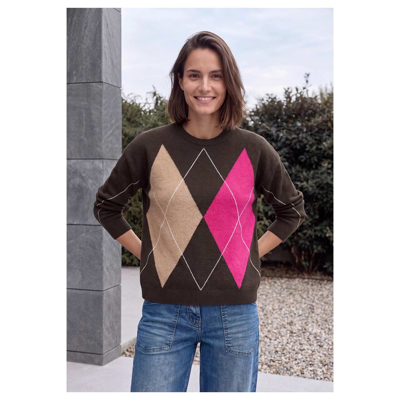 Damen Pullover Big Argyle Cosy Round Neck Sweater von Cecil in Dunkelbraun mit Print, Vorderansicht am Model