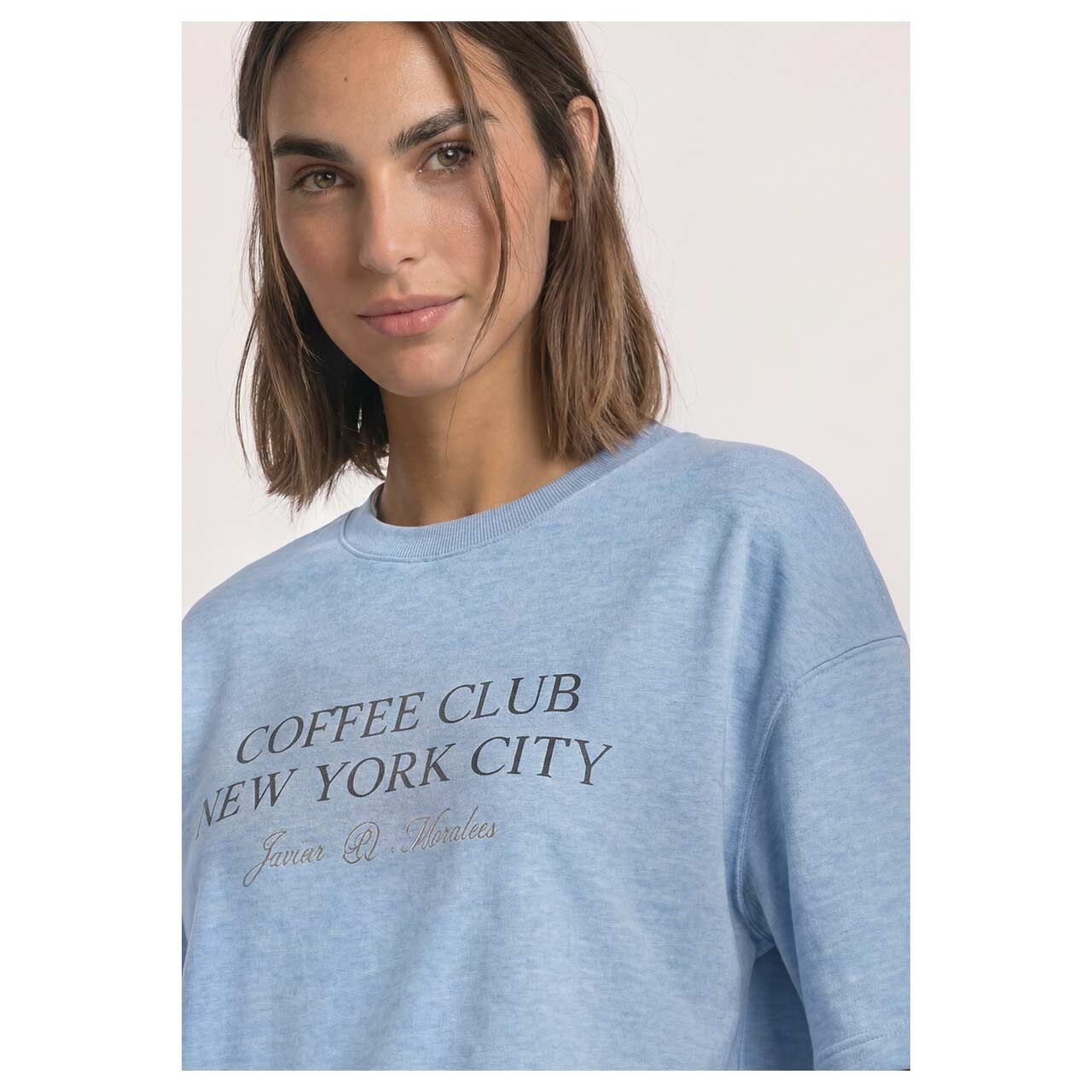 Damen Kurzarm Sweatshirt Short Boxy Crewneck von Street One in Hellblau meliert, detaillierte Vorderansicht am Model