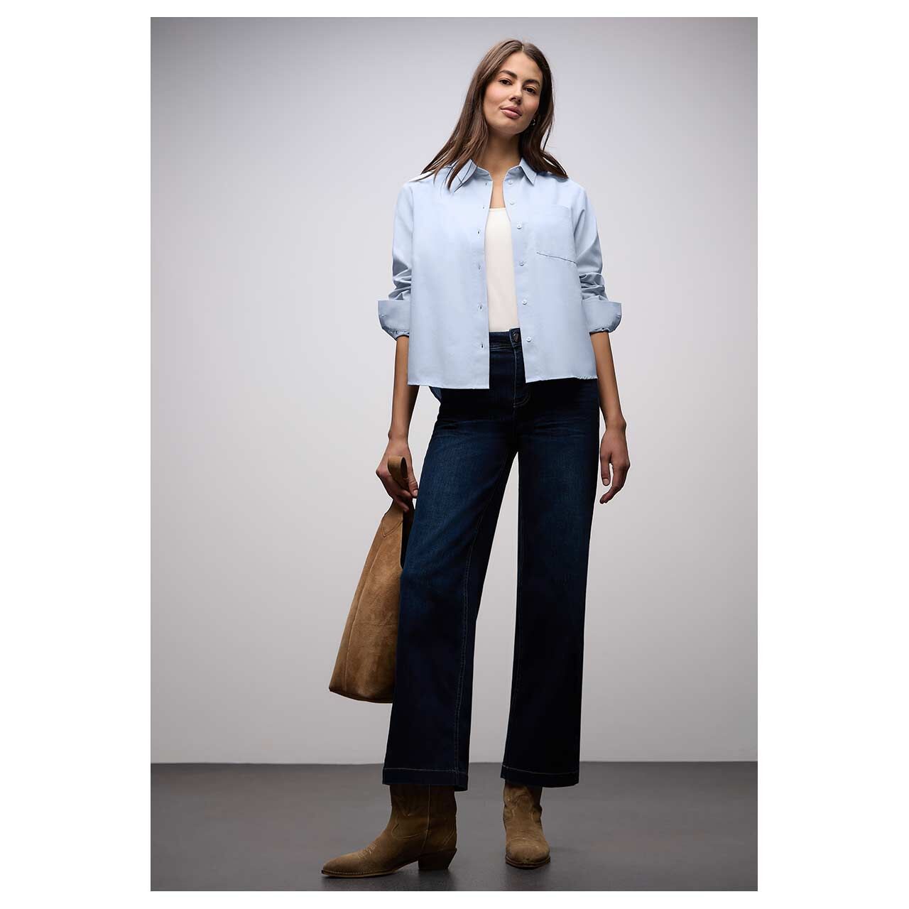 Damen Langarm Bluse Oxford Shirtcollar von Street One in Hellblau, Ganzkörperansicht am Model
