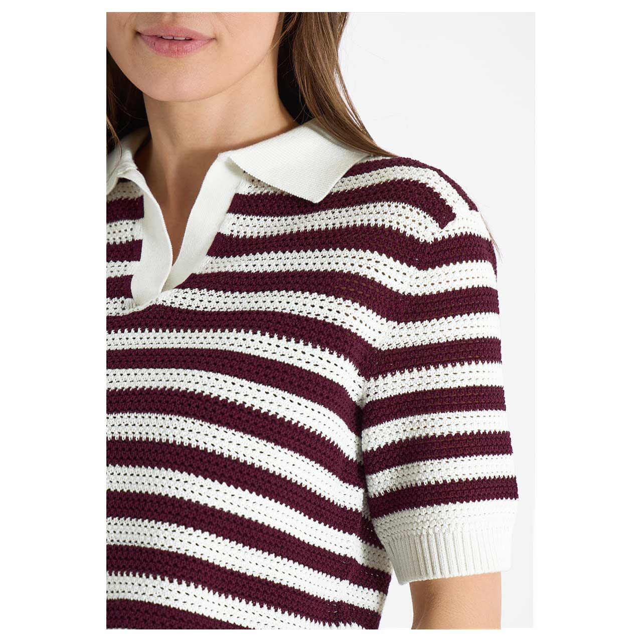 Damen Kurzarm Pullover Mesh Stripe Polo von Cecil in Weinrot gestreift, detaillierte Vorderansicht am Model