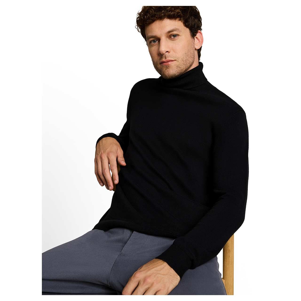 Herren Rollkragen Pullover Cashmere Turtleneck Knit von Tom Tailor in Schwarz, Detailansicht am Model