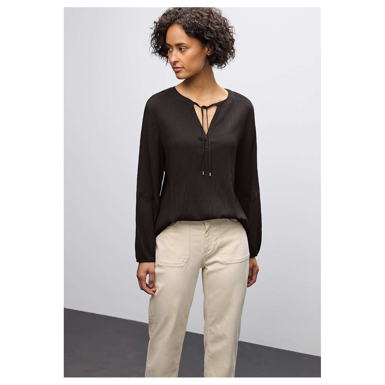 Damen Langarm Bluse Structured Tunic von Street One in Dunkelbraun, detaillierte Vorderansicht am Model