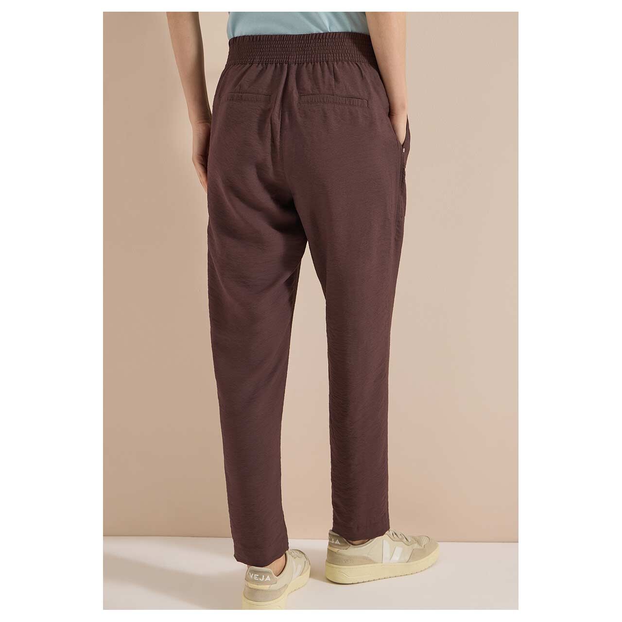 Damen Ankle Hose Chelsea von Cecil in Dunkelbraun, Rückansicht am Model