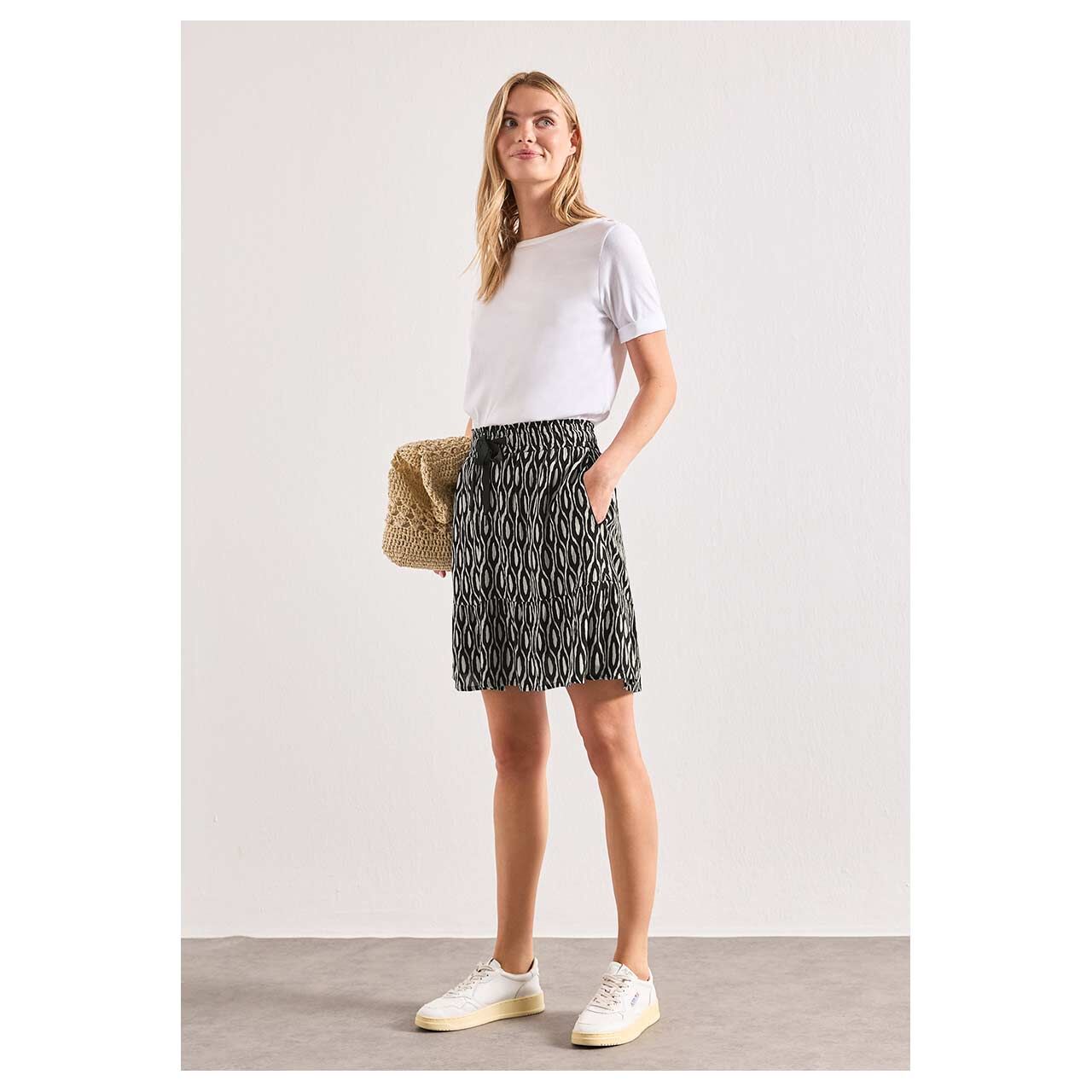 Damen Rock Mini Volant von Street One in Schwarz mit Print, Ganzkörperansicht am Model