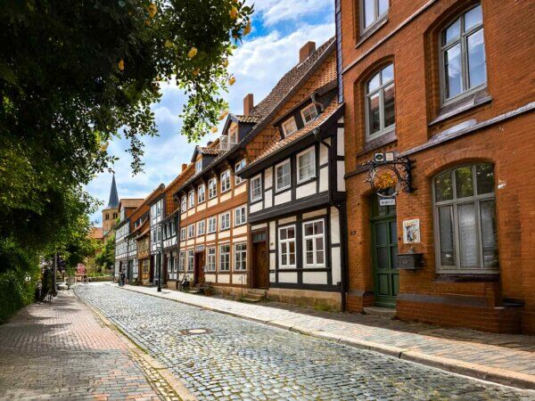 Zu sehen ist eine Straße in Hildesheim, die von vielen Fachwerkhäusern geziert ist.