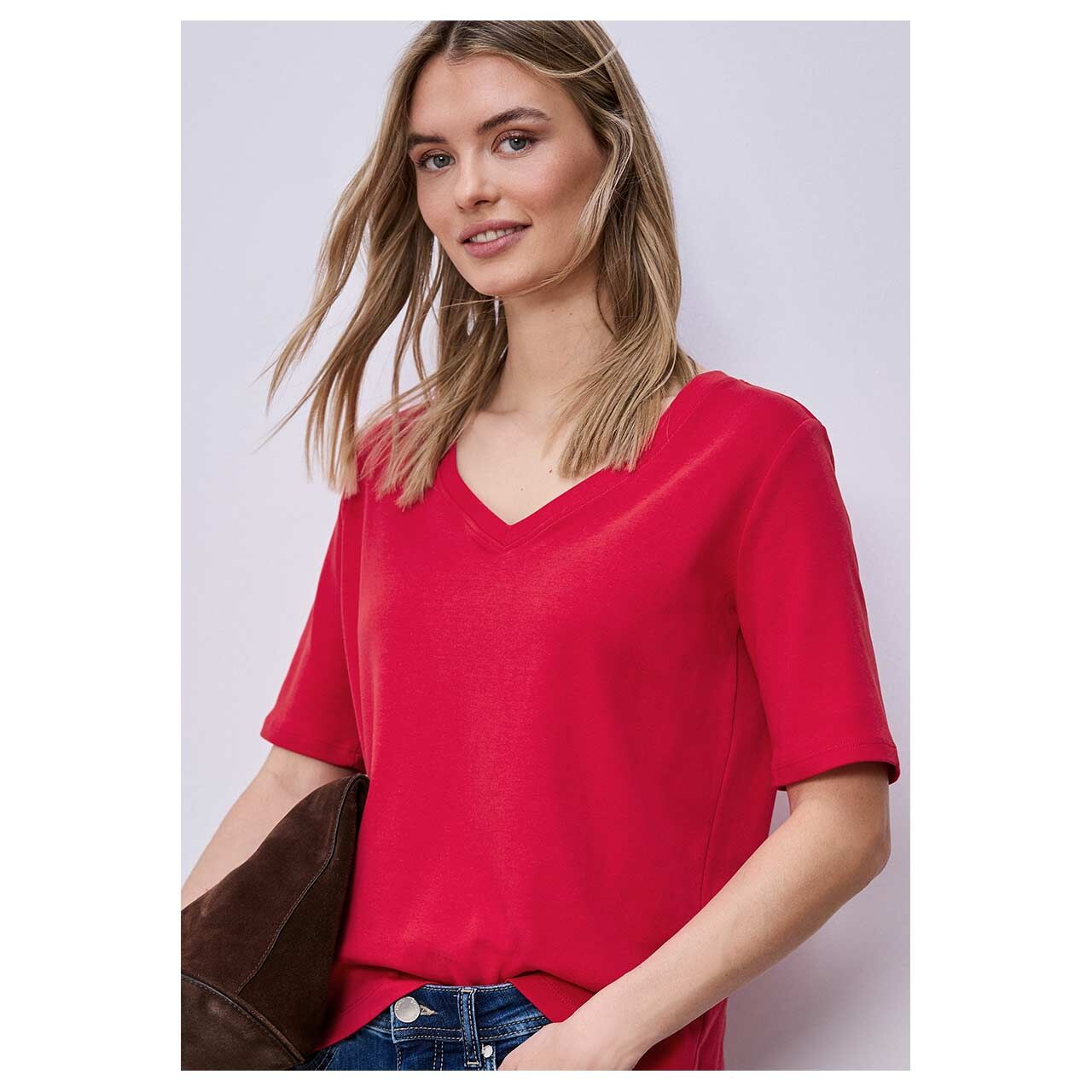Damen T-Shirt Basic V-Neck von Street One in Rot, Vorderansicht am Model